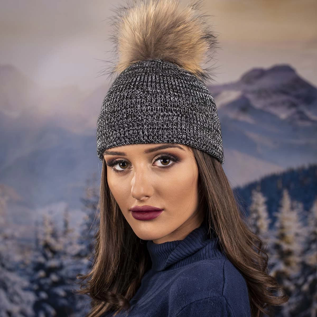 Дамска зимна шапка с помпон от Енот